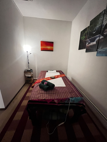 Isaan Thai Massage - Wellness Münster – Unser liebevoll gestalteter Massageraum lädt zum Abschalten ein. In ruhiger Atmosphäre mit sanftem Licht können Sie sich rundum entspannen und neue Energie tanken.