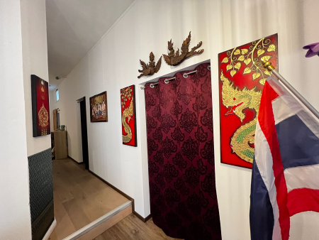 Isaan Thai Massage - Wellness Münster – Unser Studio verbindet thailändische Kultur mit modernem Ambiente. Der Weg zu Ihrer Massage führt durch diesen liebevoll dekorierten Flur voller kleiner Details.