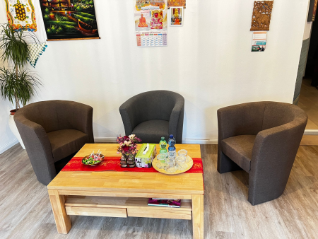 Isaan Thai Massage - Wellness Münster – Nehmen Sie vor oder nach Ihrer Massage in unserer gemütlichen Sitzecke Platz. Hier erwarten Sie Tee, Wasser und manchmal auch kleine thailändische Leckereien – Entspannung beginnt bei uns schon im Warteraum.